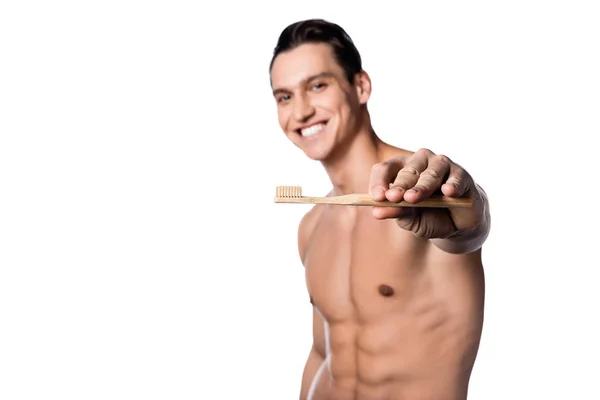 Hombre borroso con cepillo de dientes sonriendo a la cámara aislado en blanco - foto de stock