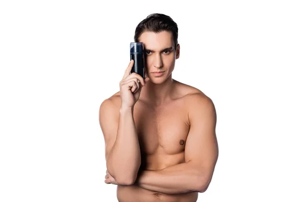 Hombre musculoso sin camisa con antitranspirante mirando a la cámara aislada en blanco - foto de stock