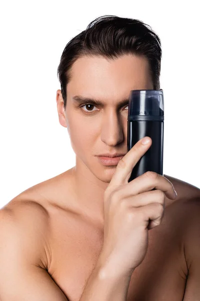 Mann mit nackten Schultern hält Antitranspirant in Gesichtsnähe isoliert auf weiß — Stockfoto