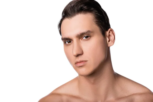 Mann mit nackten Schultern und sauberer Haut blickt vereinzelt in die Kamera — Stockfoto