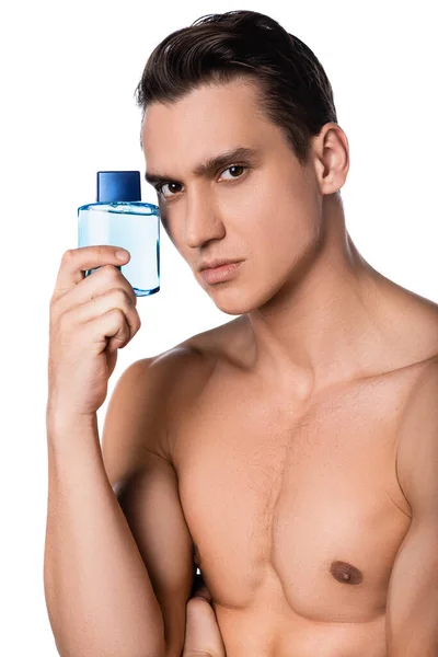 Uomo con petto nudo contenente fiala di profumo isolato su bianco — Foto stock