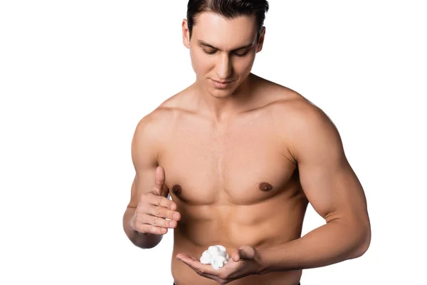 Без сорочки чоловік з м'язистим тілом і піною для гоління на руці ізольовано на білому — стокове фото