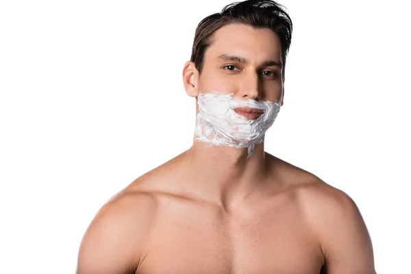 Morena hombre con espuma de afeitar en la cara mirando a la cámara aislada en blanco - foto de stock