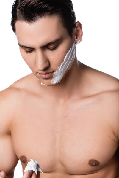 Hombre con el pecho desnudo y espuma de afeitar en la cara aislada en blanco - foto de stock