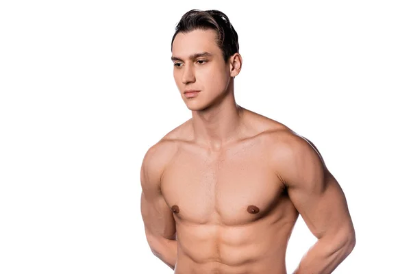 Мужчина без рубашки с мускулистым туловищем, позирующий с руками сзади изолированными на белом — стоковое фото