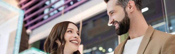 Tiefer Blickwinkel von positivem Paar, das einander im Schmuckgeschäft ansieht, Banner — Stockfoto