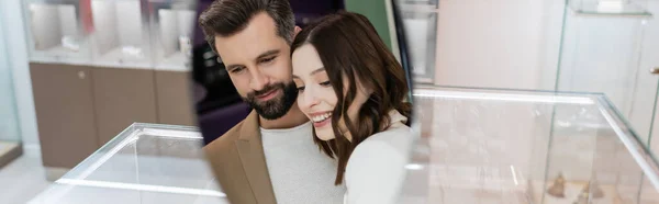 Couple positif réfléchissant dans le miroir dans la bijouterie, bannière — Photo de stock