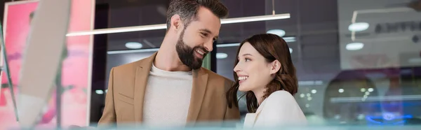 Happy couple standing in blurred jewelry store, banner — Foto stock