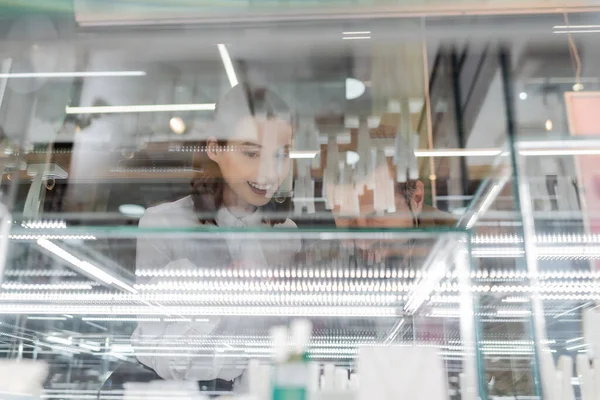 Blurred seller and customer looking at jewelry in shop — Foto stock