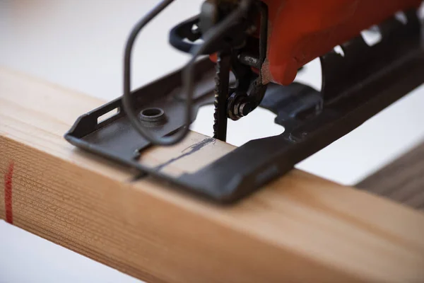 Close up view of jigsaw machine and wooden plank at home — Foto stock