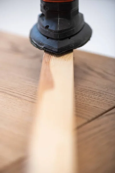 Close up view of electric sander and wooden board on table at home — Photo de stock