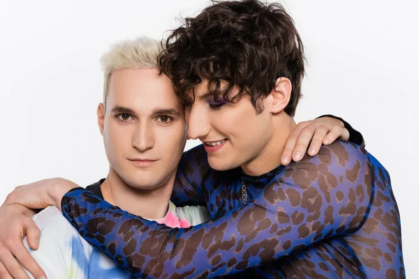 Brunette queer person embracing blonde gay man isolated on grey — Stock Photo