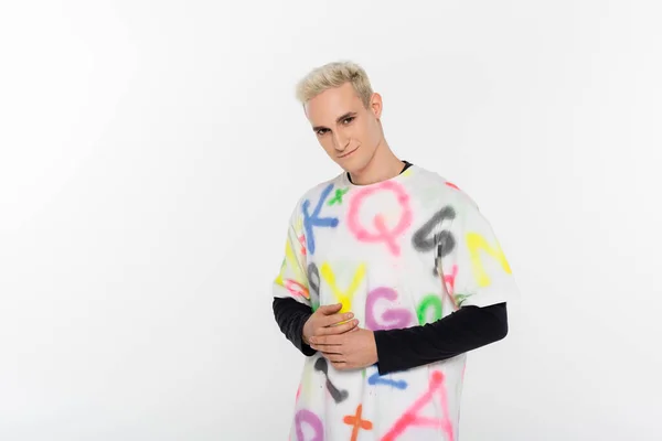 Blonde gay man in fashionable t-shirt smiling at camera isolated on grey — Fotografia de Stock