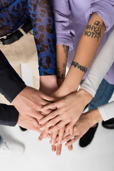 Обрізаний вид спільноти lgbtq людей, що об'єднують руки на білому тлі — стокове фото