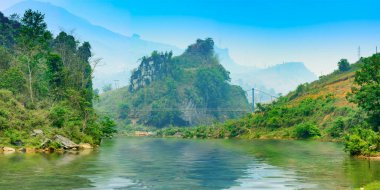 Küçük bir nehir üzerindeki asma köprü resmi, şiirsel tema