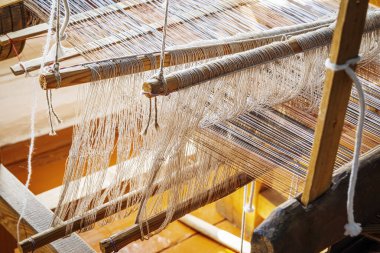 Eski el dokuma tezgahı, yakın plan. Rusya 'nın Arkaim köyündeki Kazak arazisi.