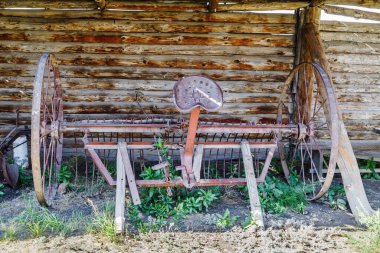 Eski bir köy evinin avlusunda at tırmığı. Rusya 'nın Arkaim köyündeki Kazak arazisi.