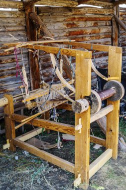 Eski bir köy evinin avlusunda eski bir ahşap el tezgahı. Rusya 'nın Arkaim köyündeki Kazak arazisi.