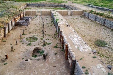 Arkaim, Rusya - 24 Ağustos 2021: Bronz Çağı 'nın antik güçlendirilmiş yerleşim yeri Arkaim