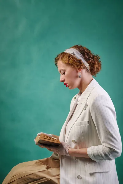 Jovem Sentada Vestida Estilo Retrô Lendo Livro Retrato Estúdio Perfil — Fotografia de Stock