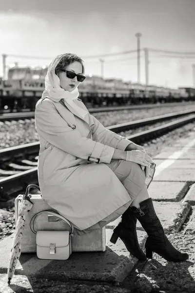 비옷을 어두운 안경을 기차역 승강장에 스타일검은 — 스톡 사진