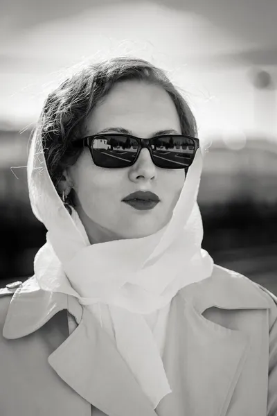 비옷입고 선글라스낀 흑백의 그래피 스타일의 초상화 — 스톡 사진
