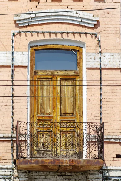 Кованый Железный Балкон Деревянной Дверью Фасаде Старого Здания Фотография Сделана — стоковое фото