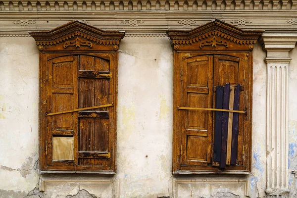 Резные Окна Закрытыми Деревянными Ставнями Фасаде Ветхого Старого Здания Фотография — стоковое фото
