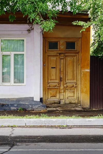 Fönster Och Gammal Snidad Trädörr Ett Fragment Gammal Byggnad Bilden — Stockfoto