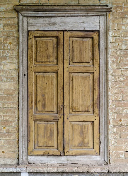 古いレンガ造りの建物のファサードに閉じたシャッターを持つ木製の窓 写真はロシアのオレンブルクで撮影されました — ストック写真