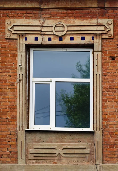 Современные Пластиковые Окна Двойным Остеклением Окне Старого Кирпичного Здания Лепниной — стоковое фото
