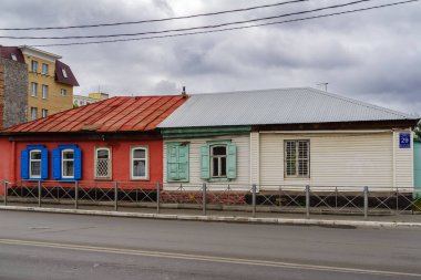 Orenburg, Rusya - Eylül, 04, 2021: Platformları ve panjurları olan eski ahşap bir ev. Rybakovskaya Sokağı 29 numara