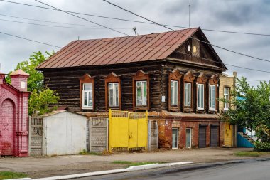 Orenburg, Rusya - Eylül, 04, 2021: oyulmuş ahşap bantlı eski ev. Proletarskaya Caddesi 93