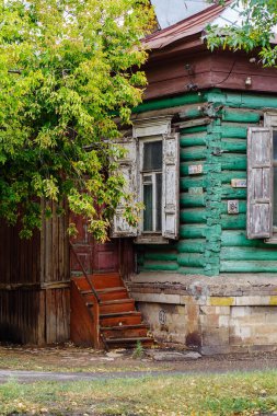 Orenburg, Rusya - Eylül, 04, 2021: Platformları, kepenkleri ve tahta merdivenleri olan eski bir ahşap ev. Paris Komün Caddesi 63
