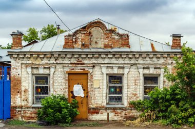 Orenburg, Rusya - 04 Eylül 2021 Terk edilmiş eski tuğla bina, eski bakkal. Sovetskaya Caddesi 128