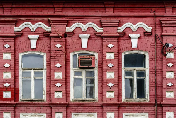 详细介绍了一座白色木制窗框和空调的旧砖楼的立面 这张照片是在俄罗斯的奥伦堡市拍的 — 图库照片