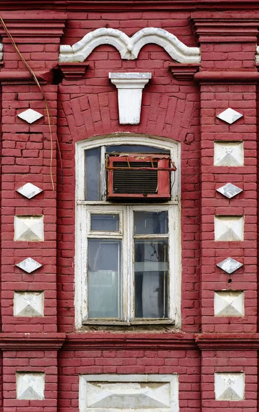 Фрагмент Фасада Старого Кирпичного Здания Белым Деревянным Окном Кондиционером Фотография — стоковое фото