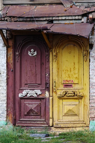 Старые Резные Деревянные Двери Надписью Столб Фрагмент Фасада Старого Здания — стоковое фото