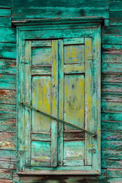 Окно Закрытыми Ставнями Старого Деревянного Дома Отшелушивающим Зеленым Цветом Фрагмент — стоковое фото