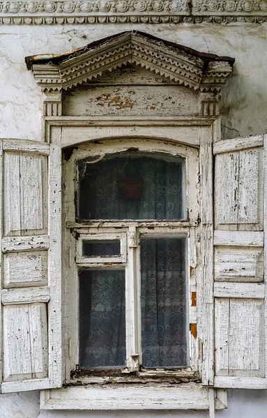 Окно Деревянными Ставнями Резными Рамами Старого Дома Лепными Элементами Фасаде — стоковое фото