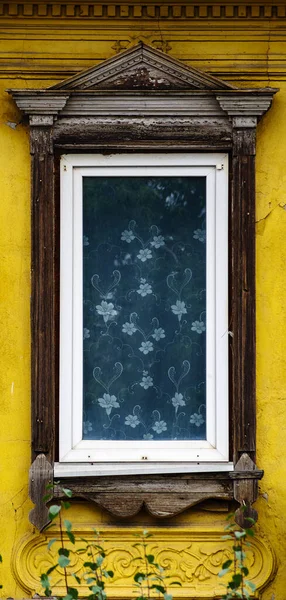 Eine Moderne Glaseinheit Fenster Mit Geschnitzten Holzrahmen Und Einem Tüll — Stockfoto