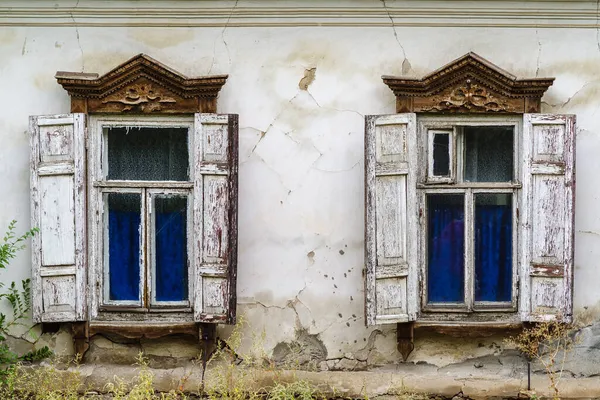 Ventanas Con Persianas Madera Bandas Platino Talladas Una Antigua Casa — Foto de Stock