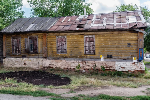 一间破旧的旧木屋 有闭着的百叶窗和漏水的屋顶 这张照片是在俄罗斯的奥伦堡市拍的 — 图库照片