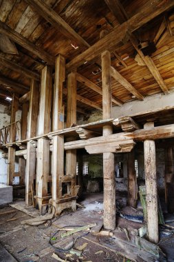 Terk edilmiş eski bir değirmenin içi. Fotoğraf Orenburg bölgesindeki Pervokrasnoe köyünde çekildi.