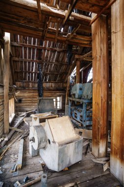 Terk edilmiş eski bir değirmenin içi. Fotoğraf Orenburg bölgesindeki Pervokrasnoe köyünde çekildi.