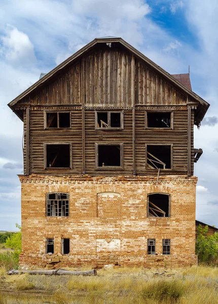 Construcción Antiguo Molino Abandonado Campo Foto Fue Tomada Pueblo Pervokrasnoe — Foto de Stock