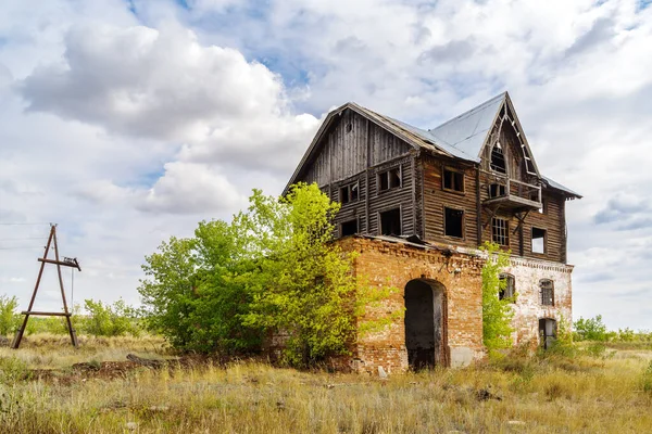 Construção Antigo Moinho Abandonado Campo Foto Foi Tirada Aldeia Pervokrasnoe — Fotografia de Stock