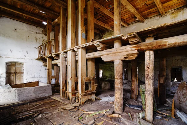 Terk edilmiş eski bir değirmenin içi. Fotoğraf Orenburg bölgesindeki Pervokrasnoe köyünde çekildi.