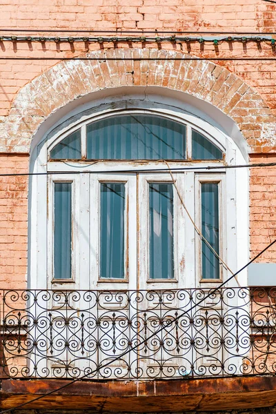 Balcón Con Una Barandilla Hierro Forjado Pared Antiguo Edificio Primer — Foto de Stock