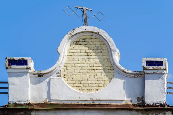 Ein Fragment Des Daches Eines Alten Gebäudes Mit Einer Hausgemachten — Stockfoto